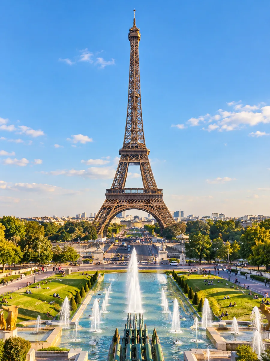 La tour Eiffel au-dessus de la Seine par un après-midi ensoleillé