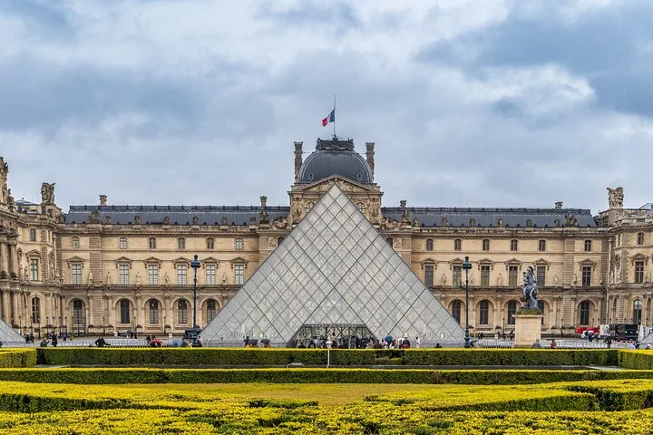 Der Louvre-Palast und die Glaspyramide